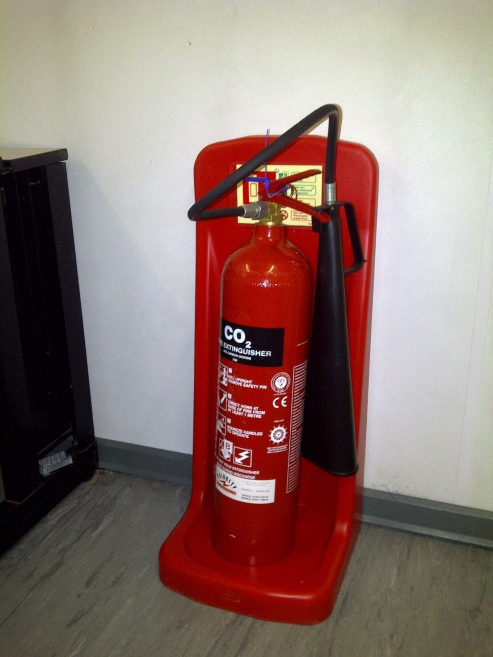 How to use a Co2 fire extinguisher
